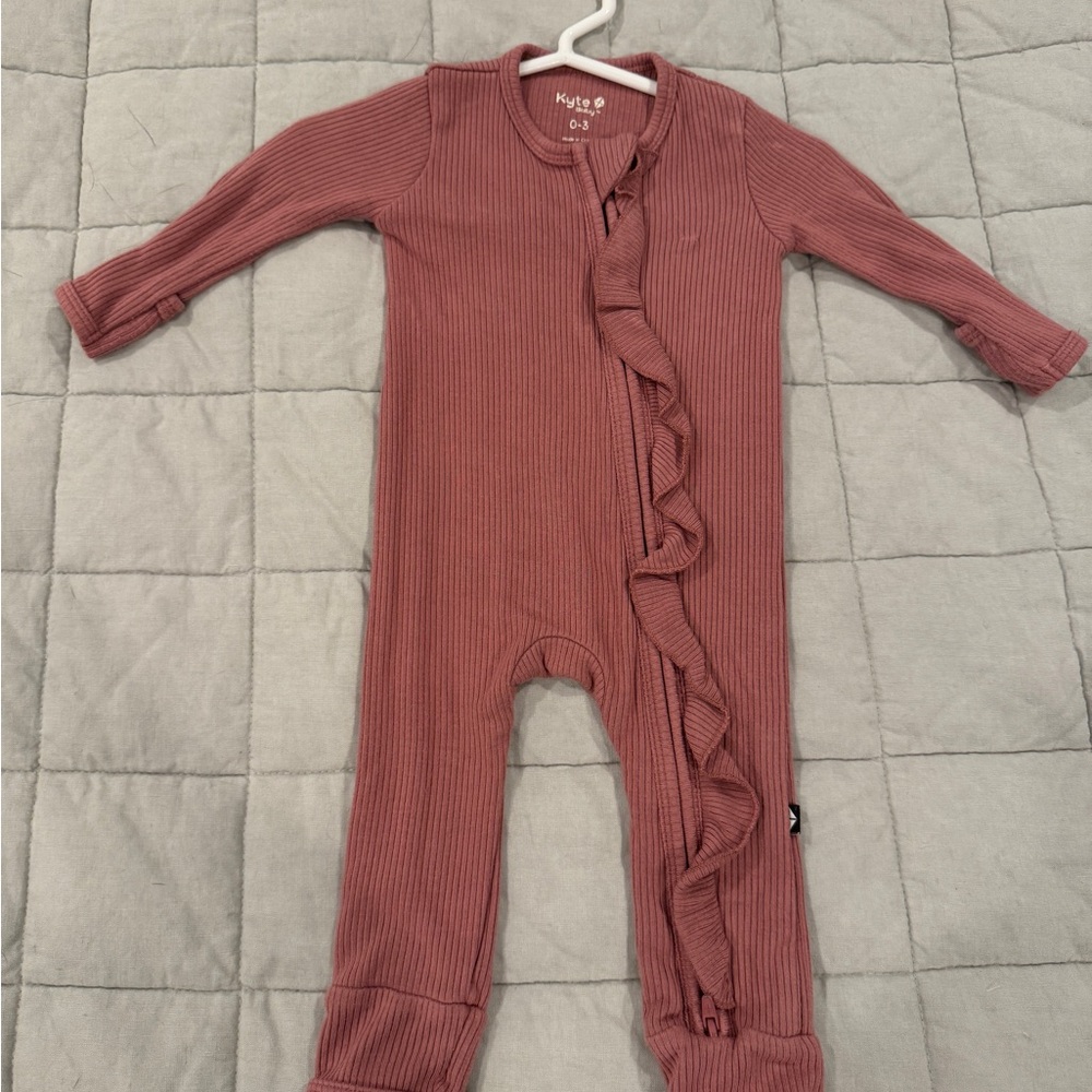 Kyte Baby Mauve Ruffle Ribbed Romper (0-3)
